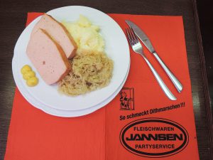 Leberkäse mit Sauerkraut und Kartoffelpüree | MIttagstisch von Jannsen Fleischwaren