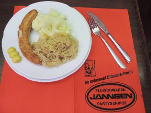 Sauerkraut mit Würstchen | MIttagstisch von Jannsen Fleischwaren